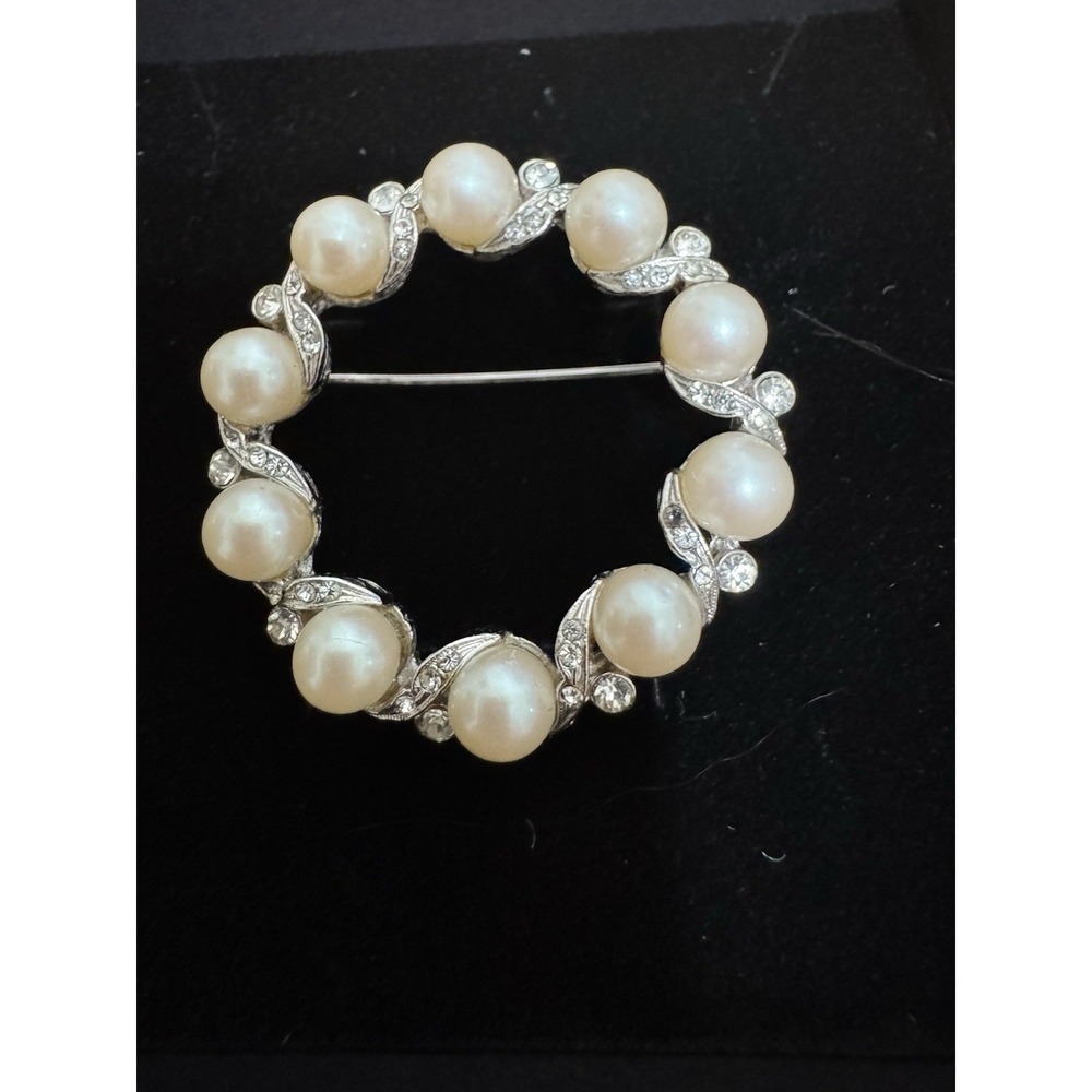 Vintage Jewelry Faux Pearl Clear Rhinestones Leaves Pin Brooch. 1711